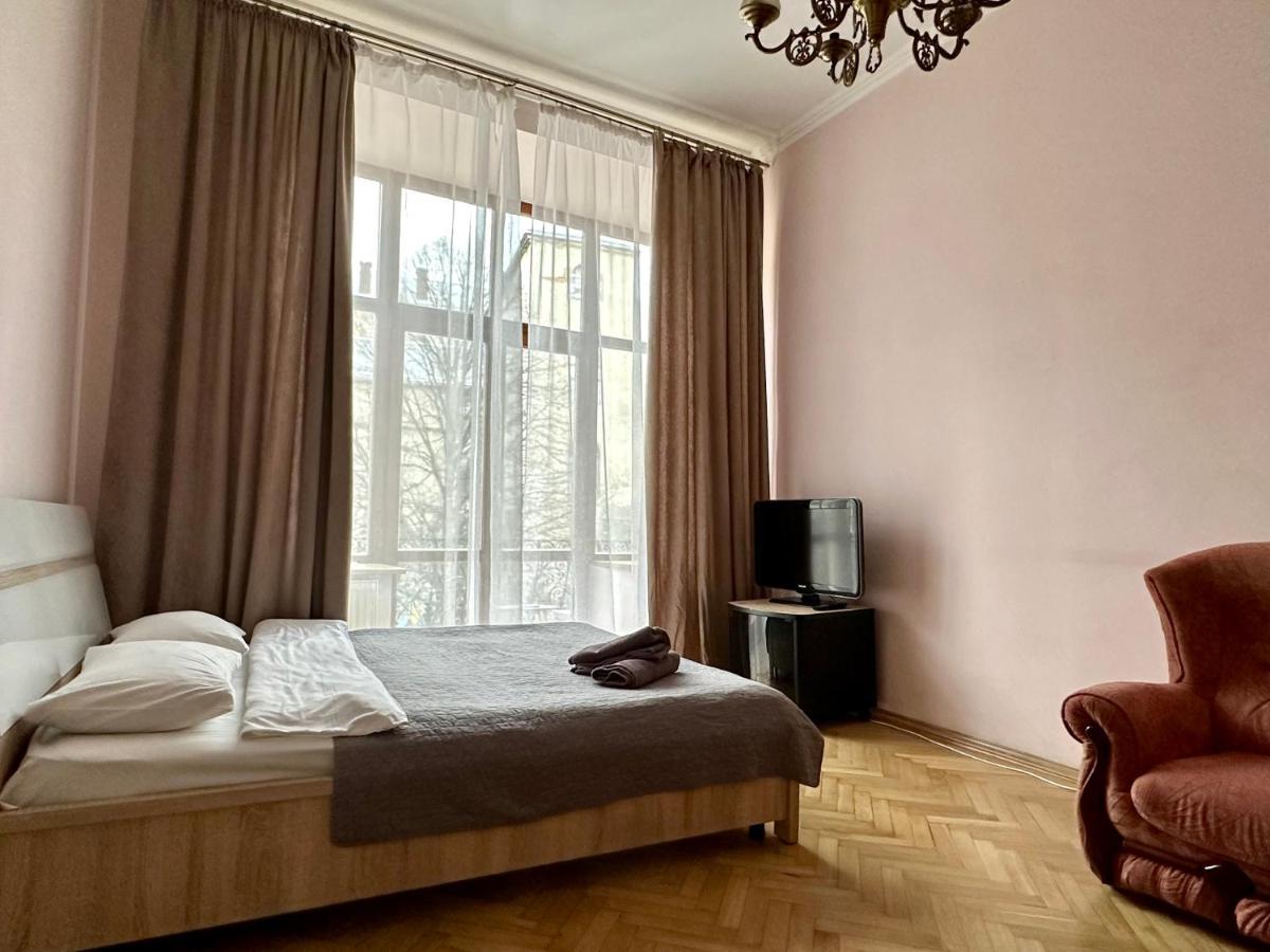 Romantic Apartments - Оn Valova Street 利沃夫 外观 照片