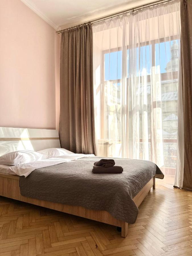 Romantic Apartments - Оn Valova Street 利沃夫 外观 照片