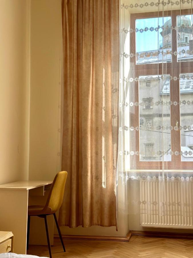 Romantic Apartments - Оn Valova Street 利沃夫 外观 照片