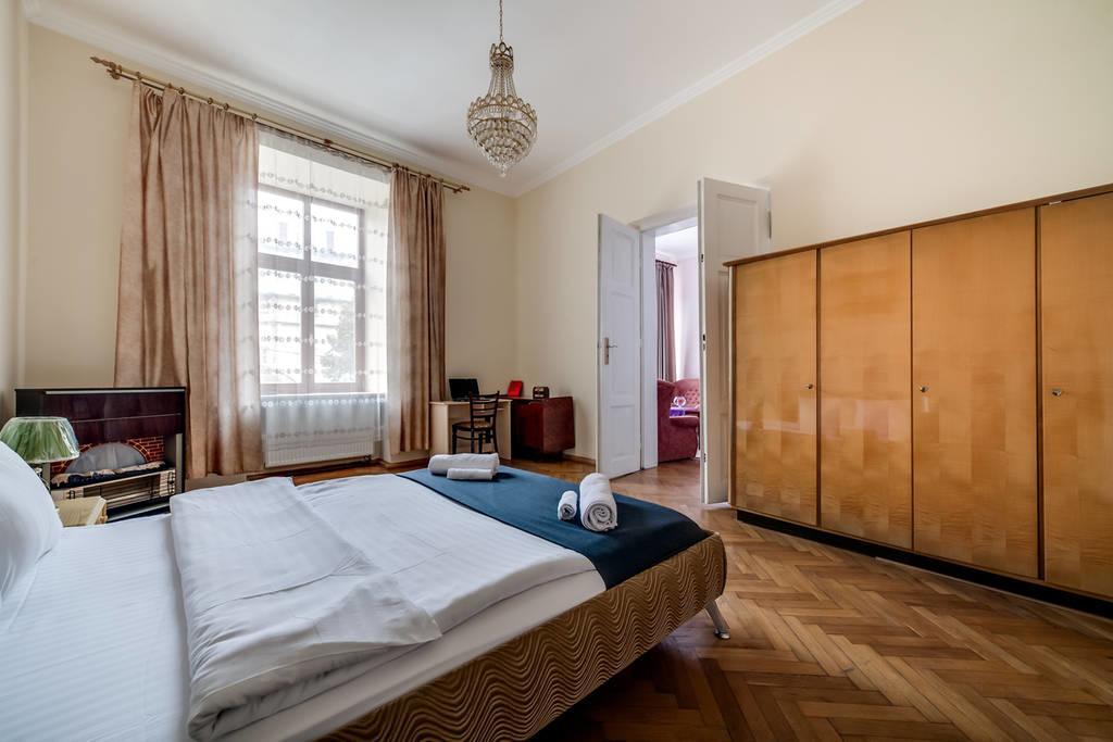 Romantic Apartments - Оn Valova Street 利沃夫 外观 照片