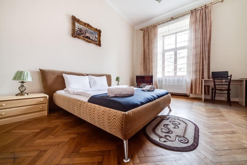 Romantic Apartments - Оn Valova Street 利沃夫 外观 照片